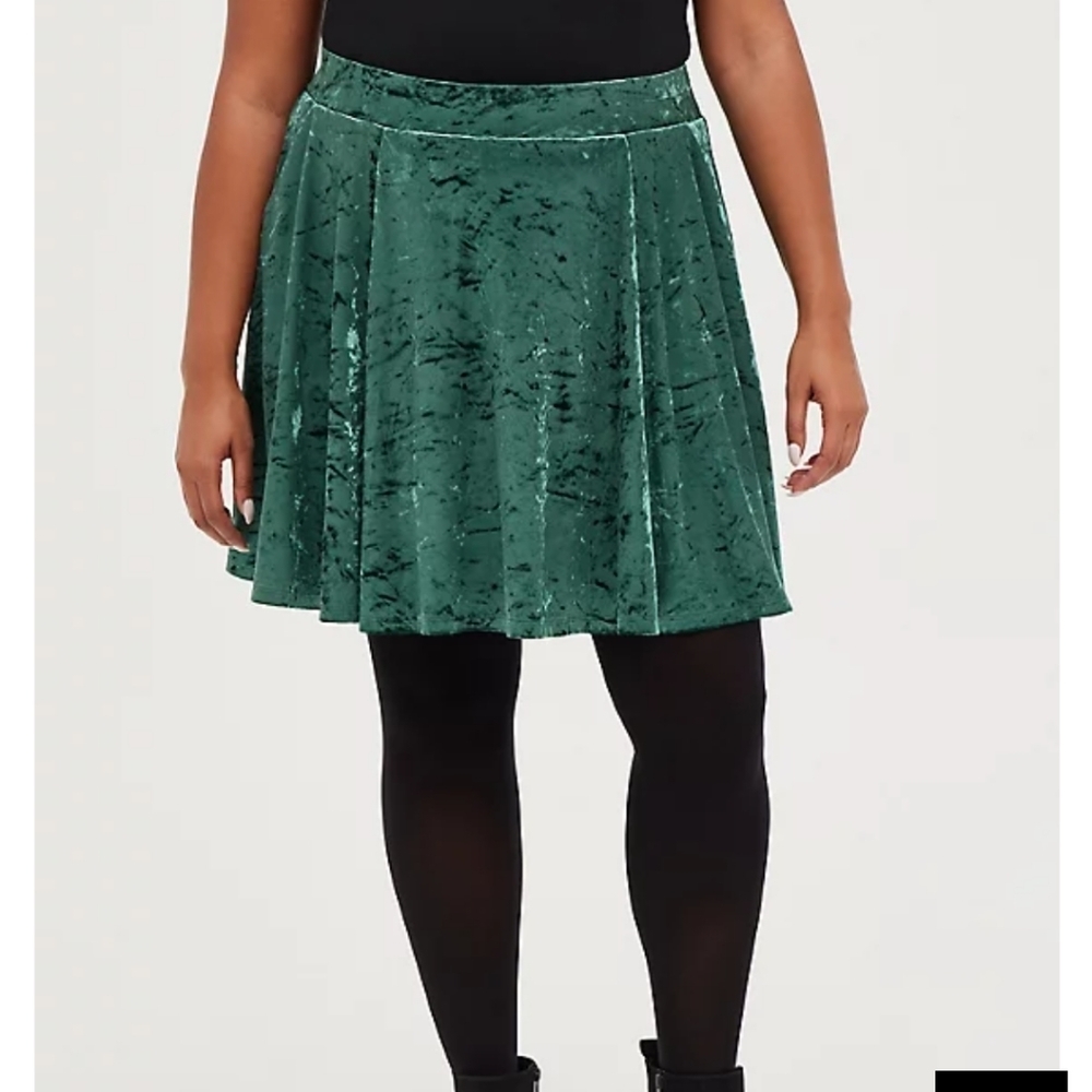 🆕🎄 VELVET GREEN SKATER MINI SKIRT 🎄